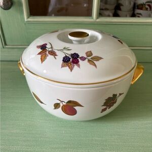 Evesham Royal Worcester Porcelain Round 8.5" White/Fruit/Gold Knob Lid Tureen